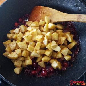 Ябълков щрудел с червени боровинки